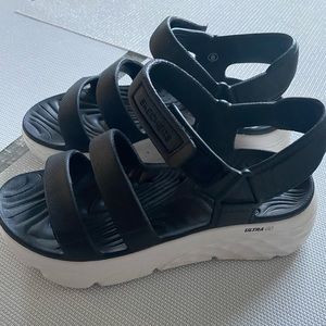Skechers Cali foamies platform sandals
